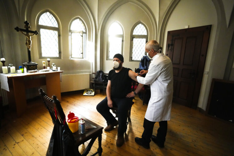 Tue. 9:29 a.m.: Undertakers, rabbis join global fight promoting COVID shots